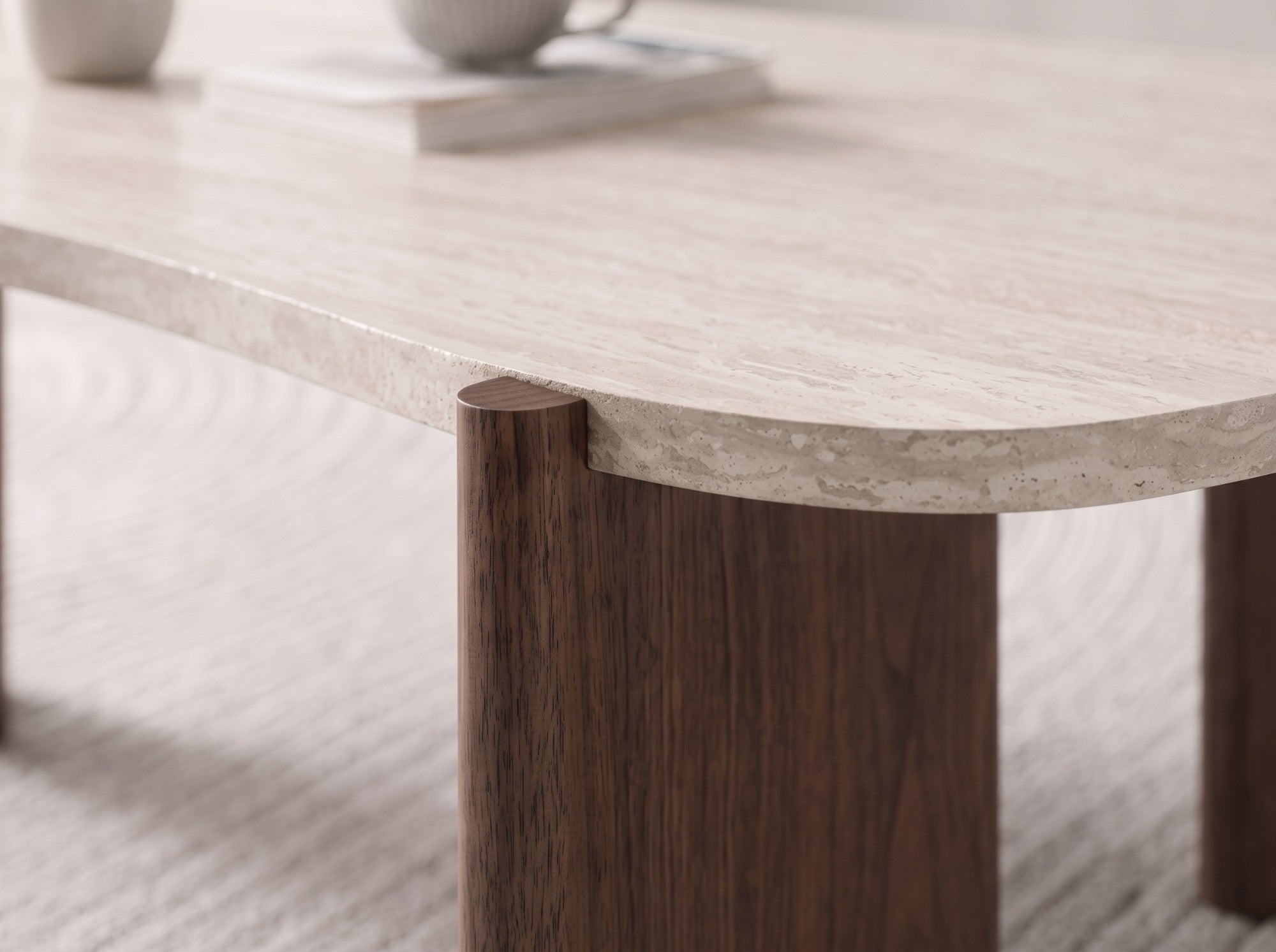 Table basse Zora plateau effet travertin et pieds noyer